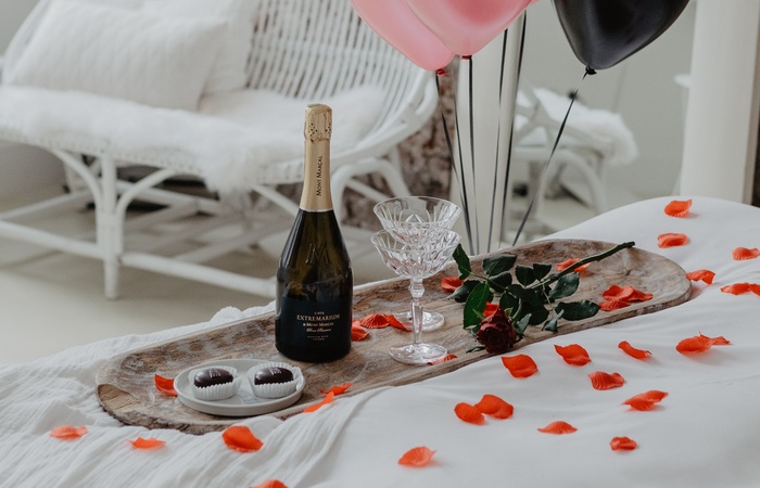 Romantisch verblijf bij Mother Goose Hotel met rozenblaadjes