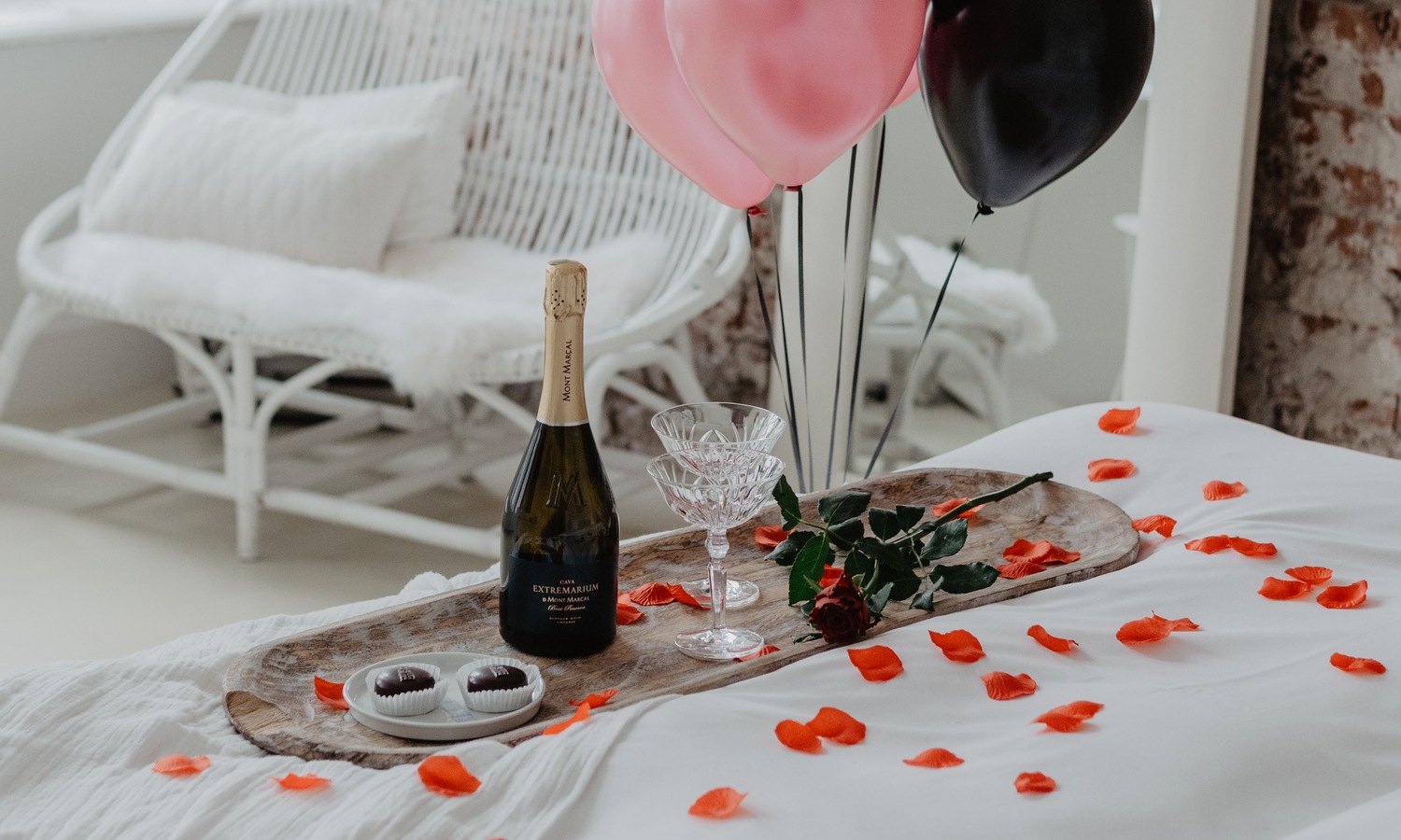 Romantisch hotel Utrecht Mother Goose met rozenblaadjes en champagne